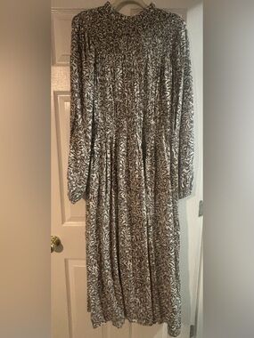 H&M Black and White Smocked Long-Sleeve Floral Midi Dress Nwt